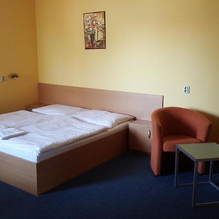 Lehar Panzio Bed & Breakfast Komarno Luaran gambar
