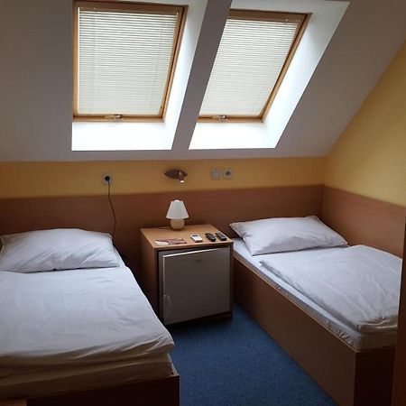 Lehar Panzio Bed & Breakfast Komarno Luaran gambar