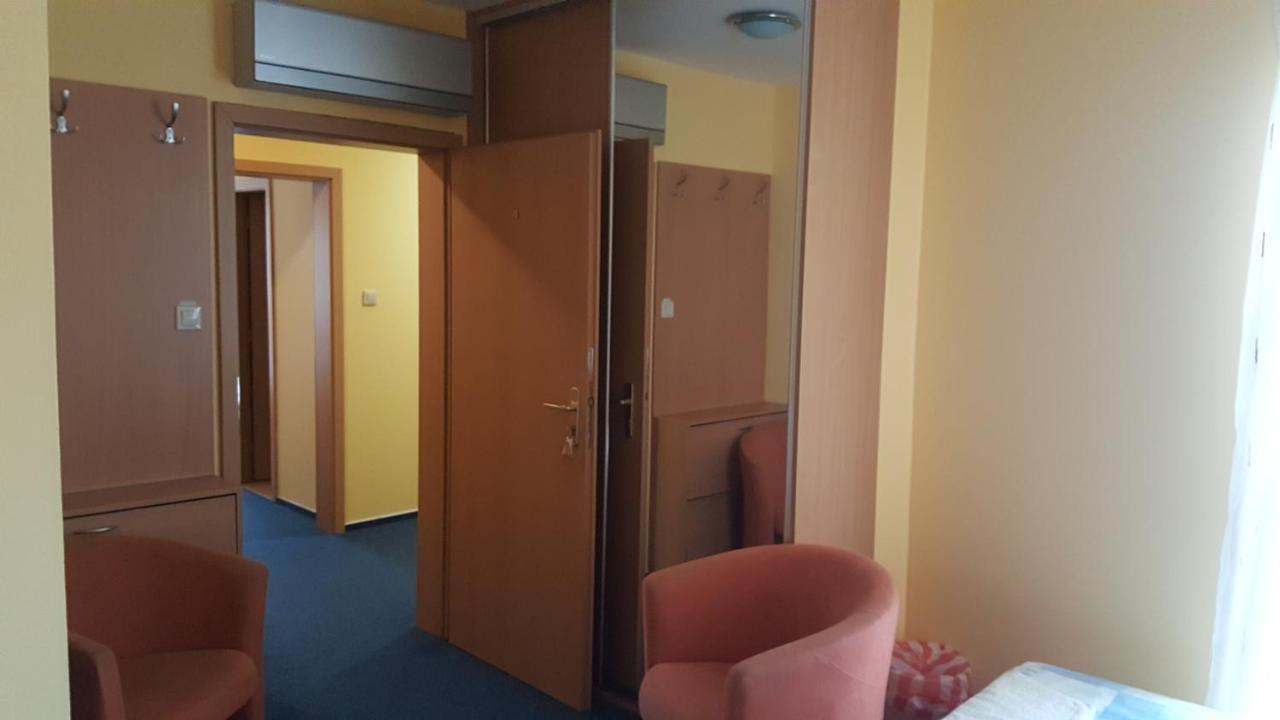 Lehar Panzio Bed & Breakfast Komarno Luaran gambar