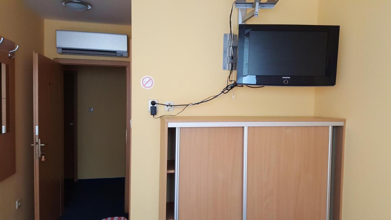 Lehar Panzio Bed & Breakfast Komarno Luaran gambar