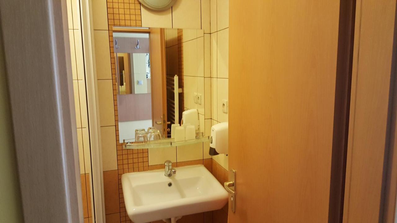 Lehar Panzio Bed & Breakfast Komarno Luaran gambar
