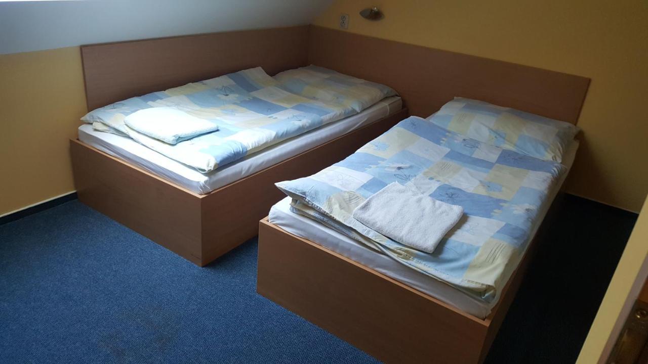 Lehar Panzio Bed & Breakfast Komarno Luaran gambar