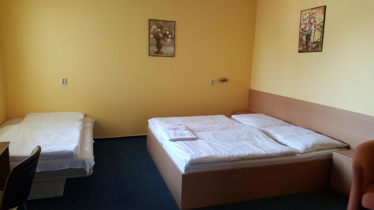 Lehar Panzio Bed & Breakfast Komarno Luaran gambar