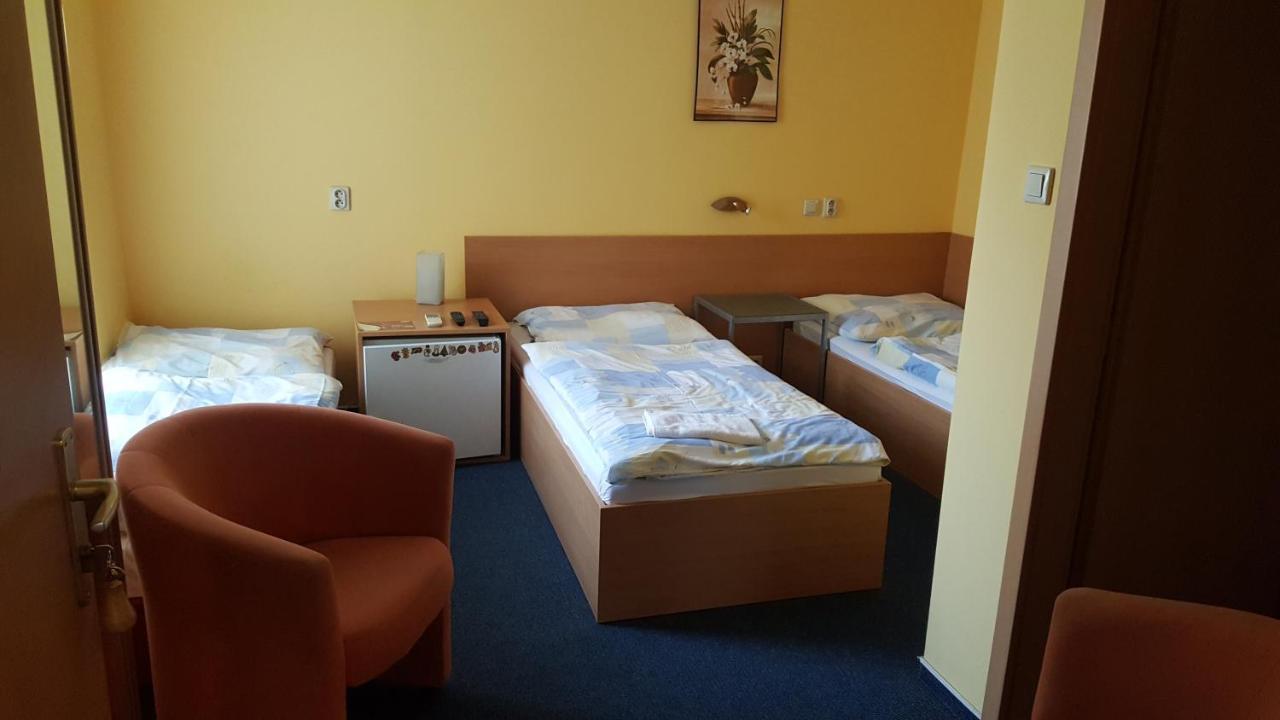 Lehar Panzio Bed & Breakfast Komarno Luaran gambar