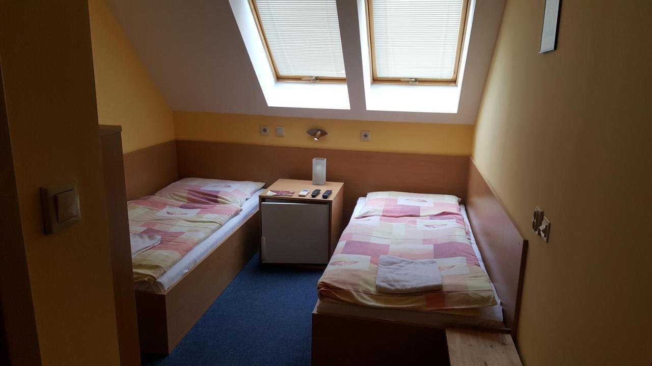 Lehar Panzio Bed & Breakfast Komarno Luaran gambar