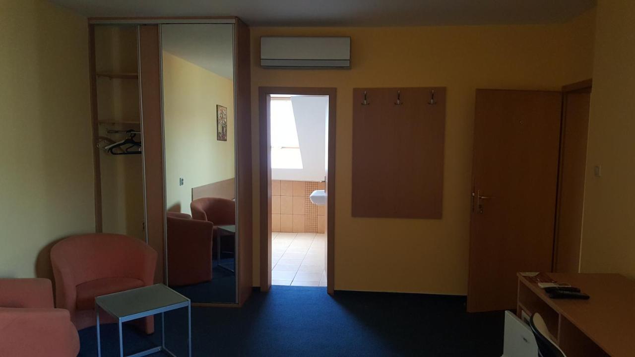 Lehar Panzio Bed & Breakfast Komarno Luaran gambar