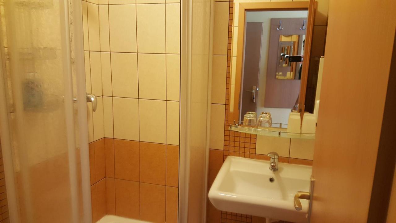 Lehar Panzio Bed & Breakfast Komarno Luaran gambar